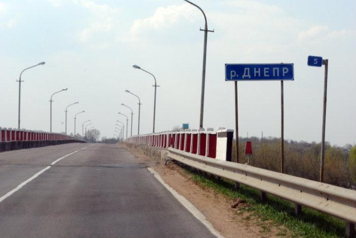 File:Bridge over the Dnieper River in Bychaŭ.jpg
