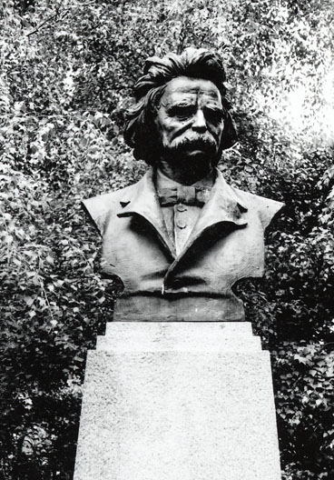 Edvard Grieg (sculpture).jpg