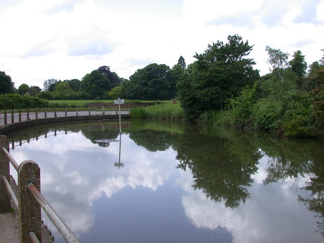 File:Heydon Village Pond - geograph.org.uk - 832654.jpg