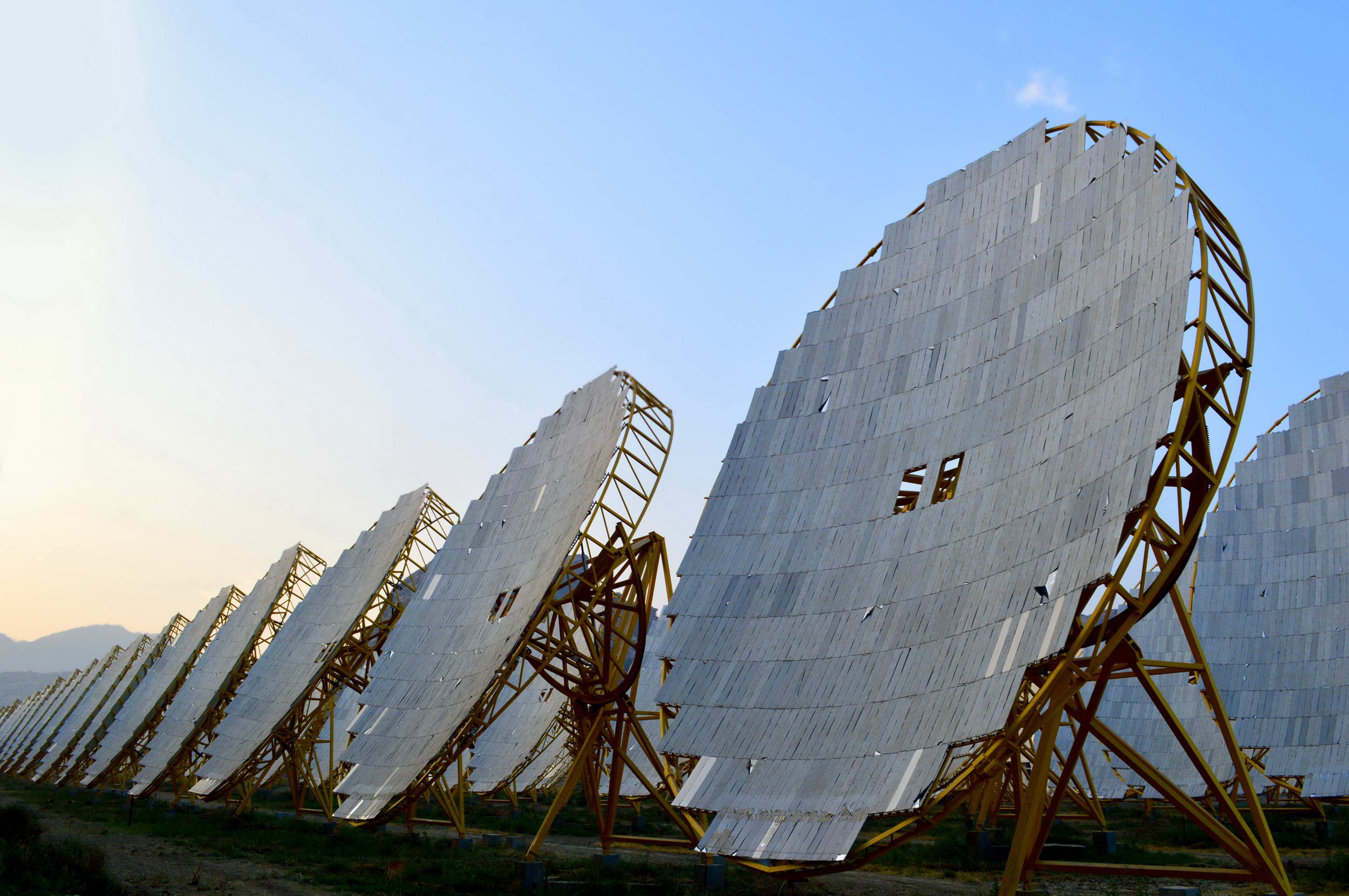 Самый большой объект солнечной. Гелиостанция в Узбекистане. Тарельчатые солнечные электростанции. Солнечная электростанция параболическое зеркало. Солнечные электростанции тарелочного типа.