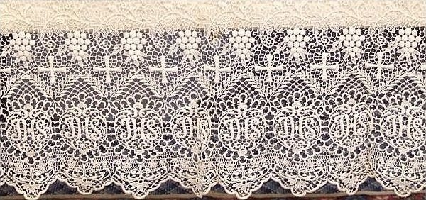 File:Lace of altar cloth.jpg