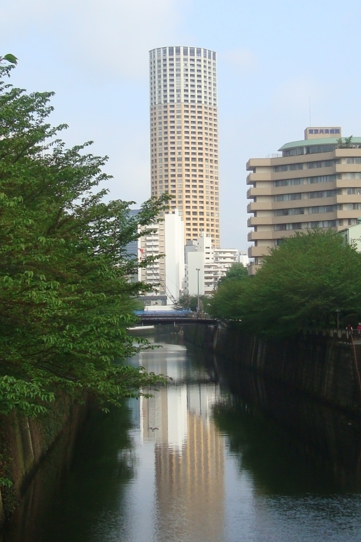 目黒川と中目黒アトラスタワー