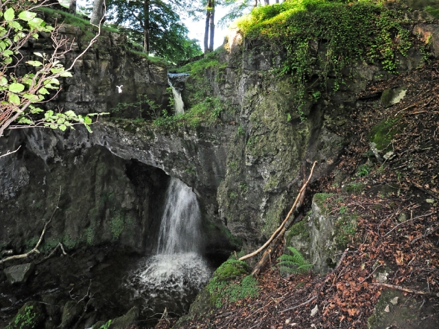 File:Natural stone arch - geograph.org.uk - 1414291.jpg