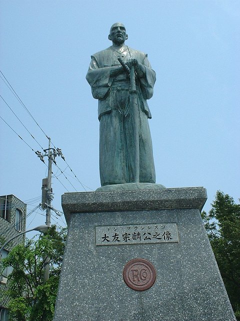  https://upload.wikimedia.org/wikipedia/commons/1/14/Otomo-Sorin_statue_Tsukumi.jpg