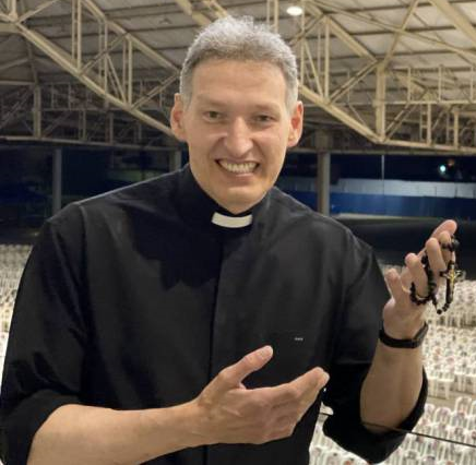 Cantor gospel é retirado pela polícia durante evento religioso em