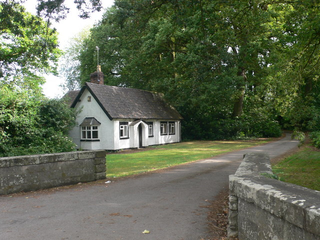 File:Small lodge at Tilstone Fearnall - geograph.org.uk - 2000151.jpg