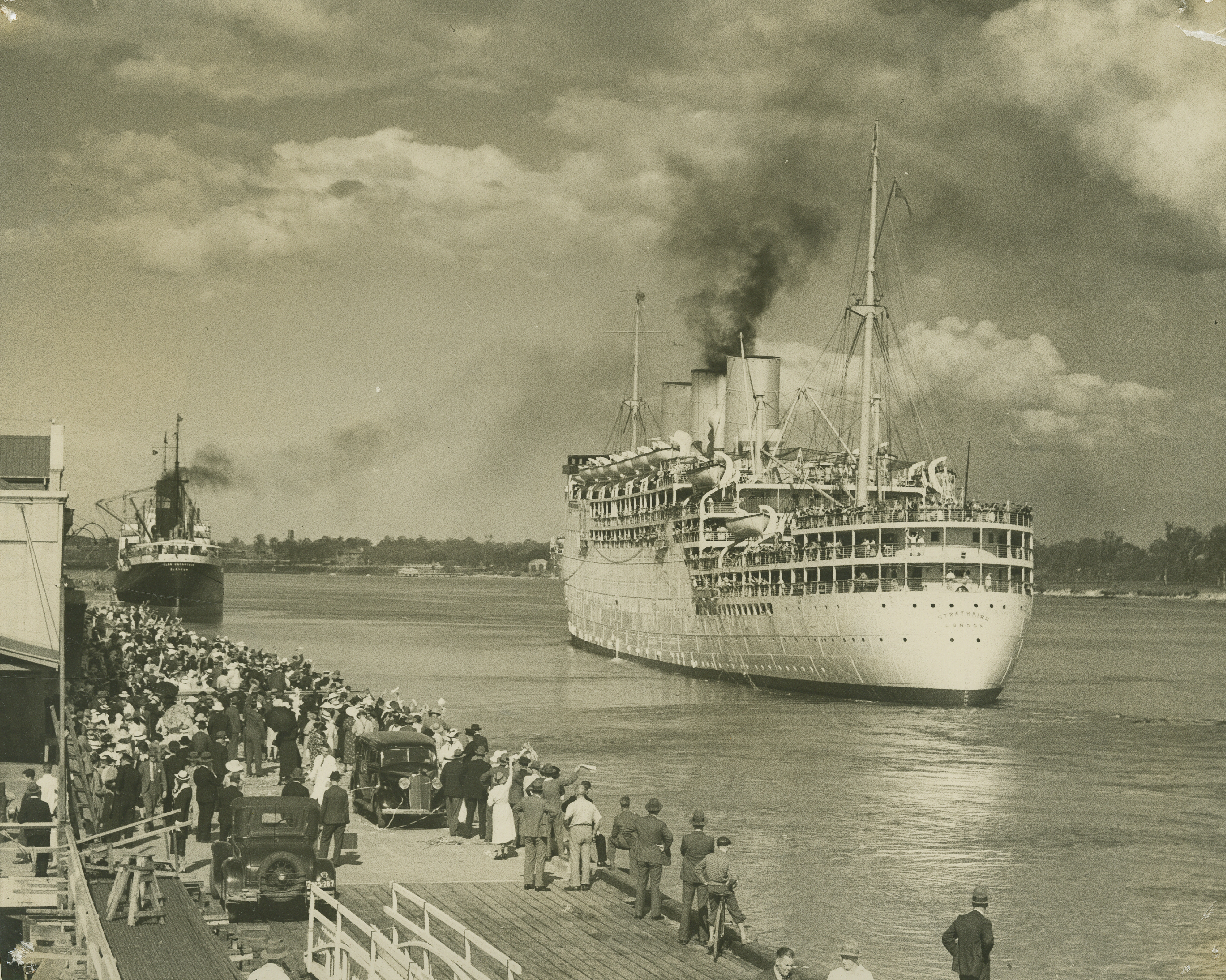 File:StateLibQld 1 250796 Cruise ship Strathaird leaving 