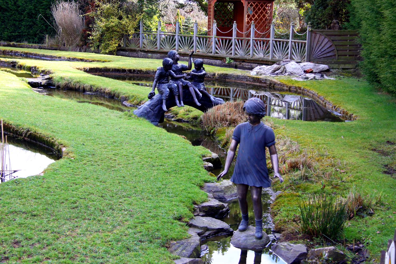 File:Statues in Stapeley Water Gardens - geograph.org.uk - 1777478.jpg -  Wikimedia Commons