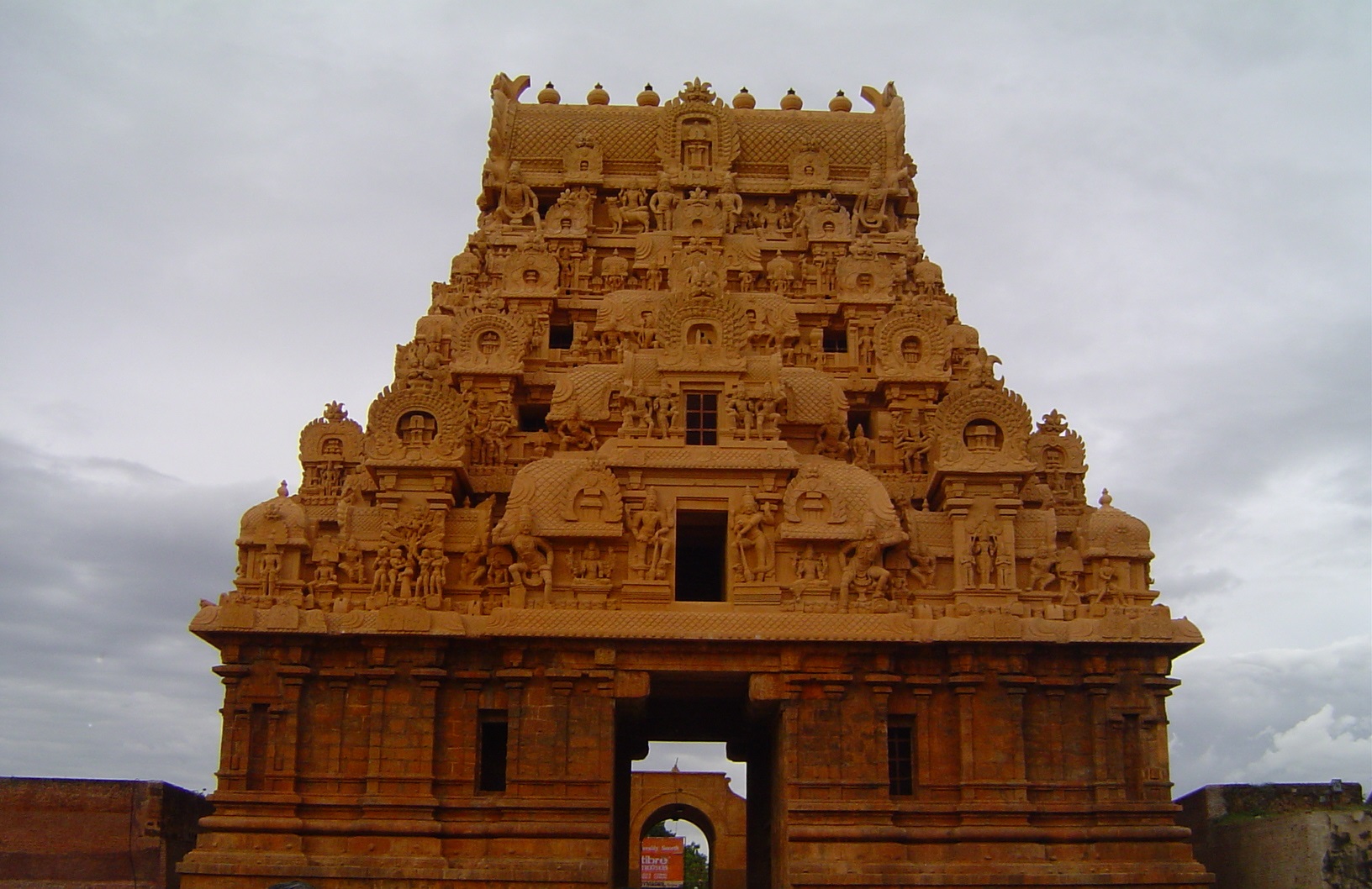 Temple gate. Танджур большой храм. Храм в Танджоре (11-16 ВВ.).