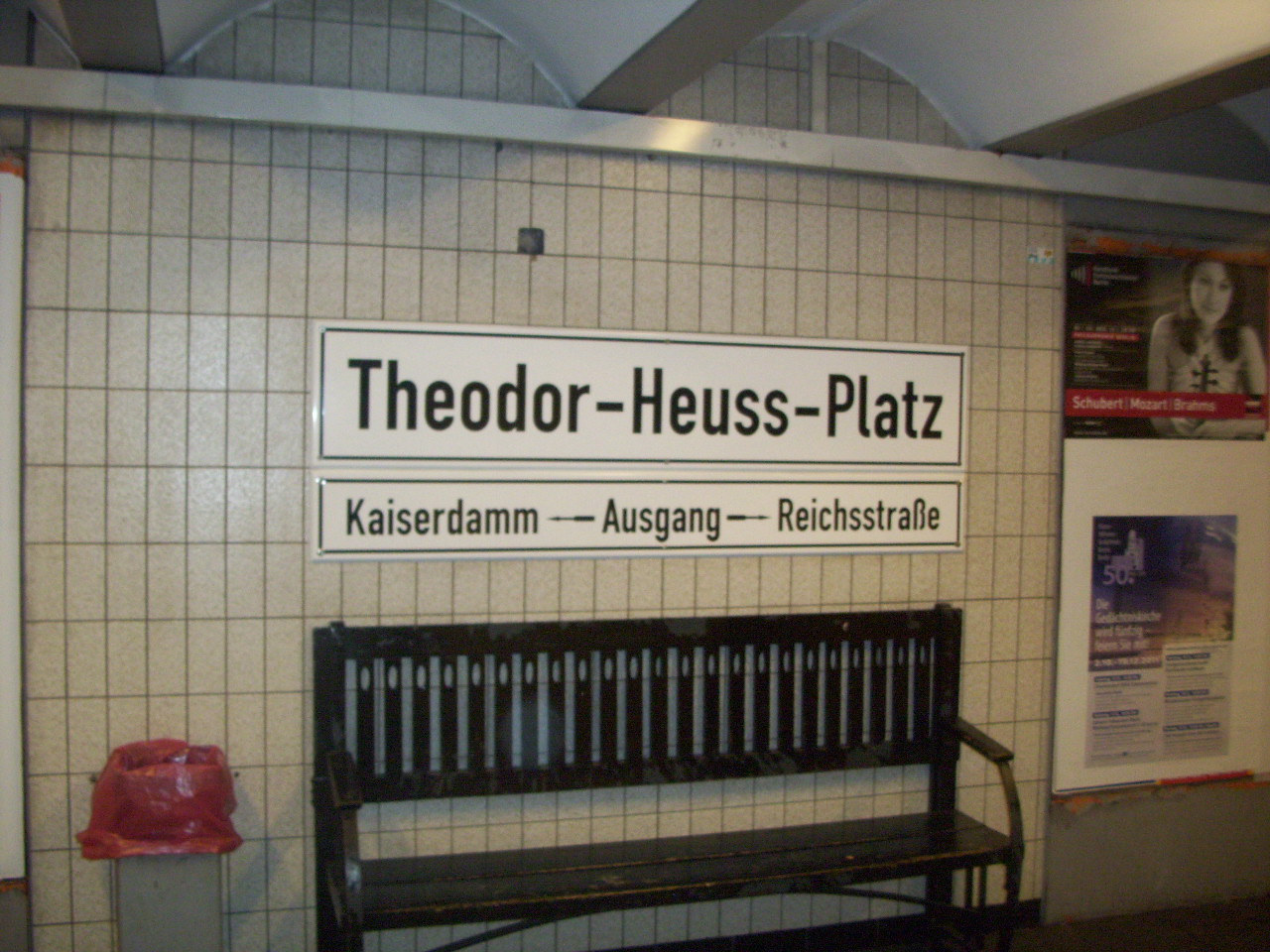 File:Theodor-Heuss-Platz (Berlin U-Bahn).jpg - Wikimedia Commons