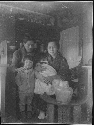 File:Tomimoto family 02.jpg