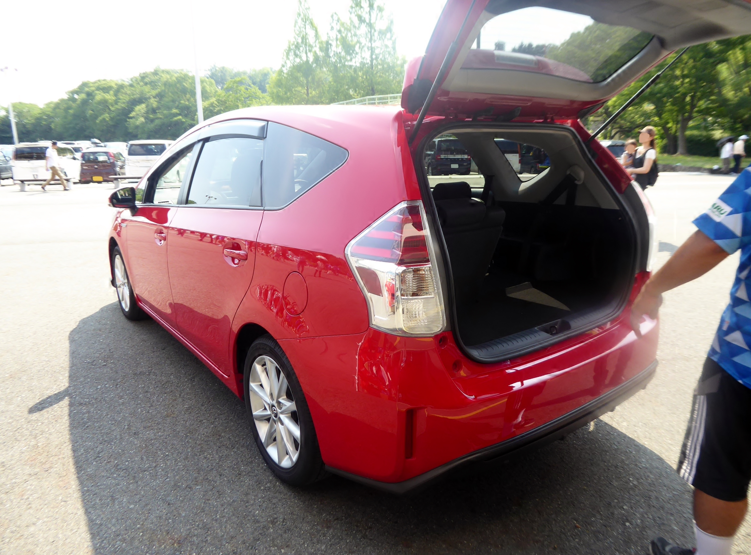 File:Toyota PRIUS α G“Touring Selection” (DAA-ZVW41W-AXXGB) rear