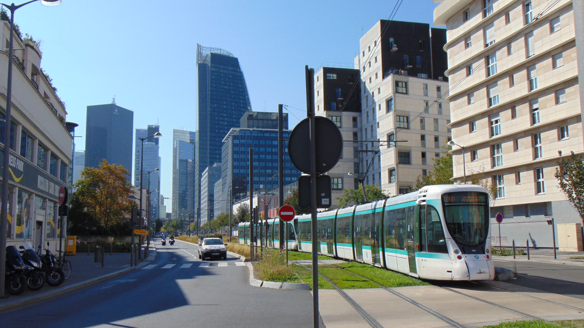 File Tramway T2 Faubourg de l Arche 14 09 20.jpg Wikimedia Commons