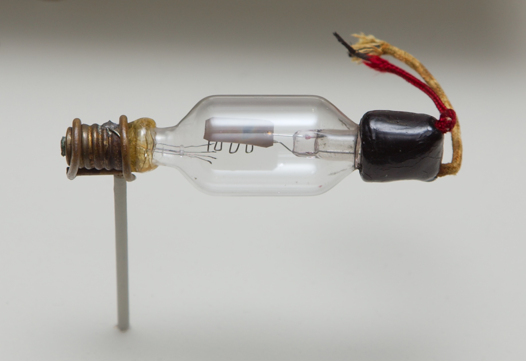 file-triode-tube-1906-jpg-wikipedia