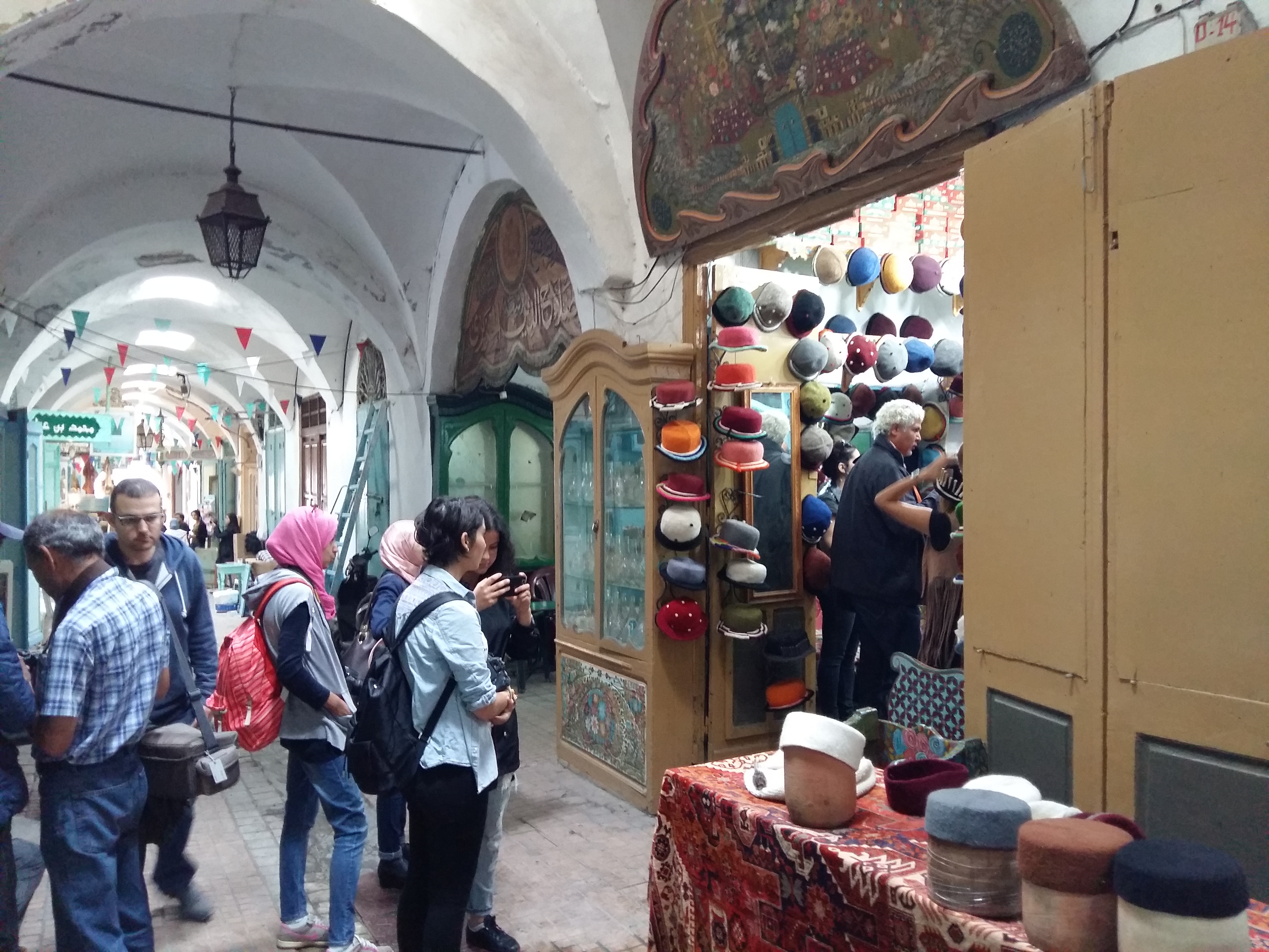 Три базар. Медина Тунис базар. Тунис рынок. Вещевой рынок в Тунисе. Торговаться в Тунисе.
