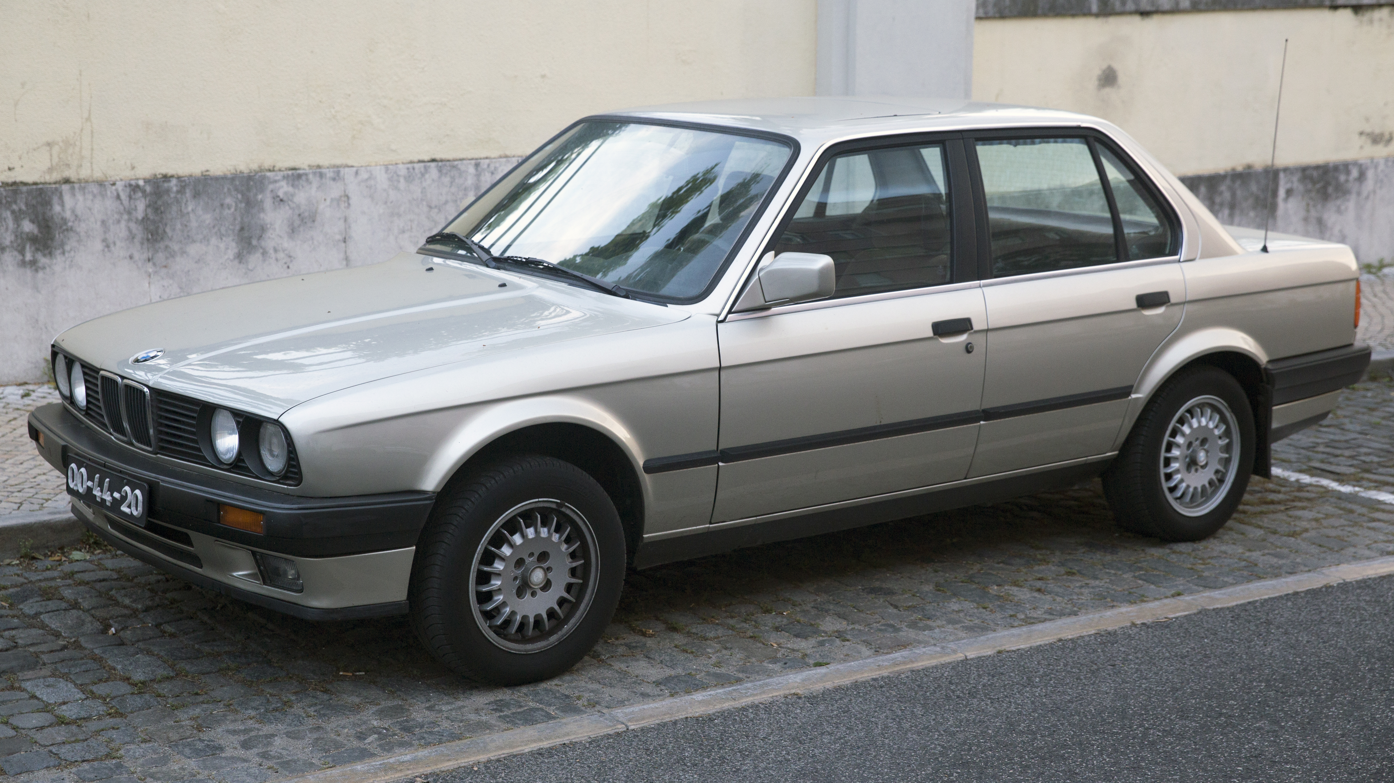 https://upload.wikimedia.org/wikipedia/commons/1/15/1988_BMW_318i_four-door%2C_left_front_%28Portugal%29.jpg