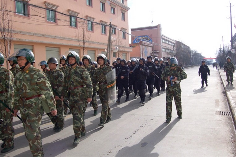 File:2011 China's Violence Troops on streets in Ngaba, Tibet 中國武力部隊在西藏 - 圖博阿壩市街.jpg