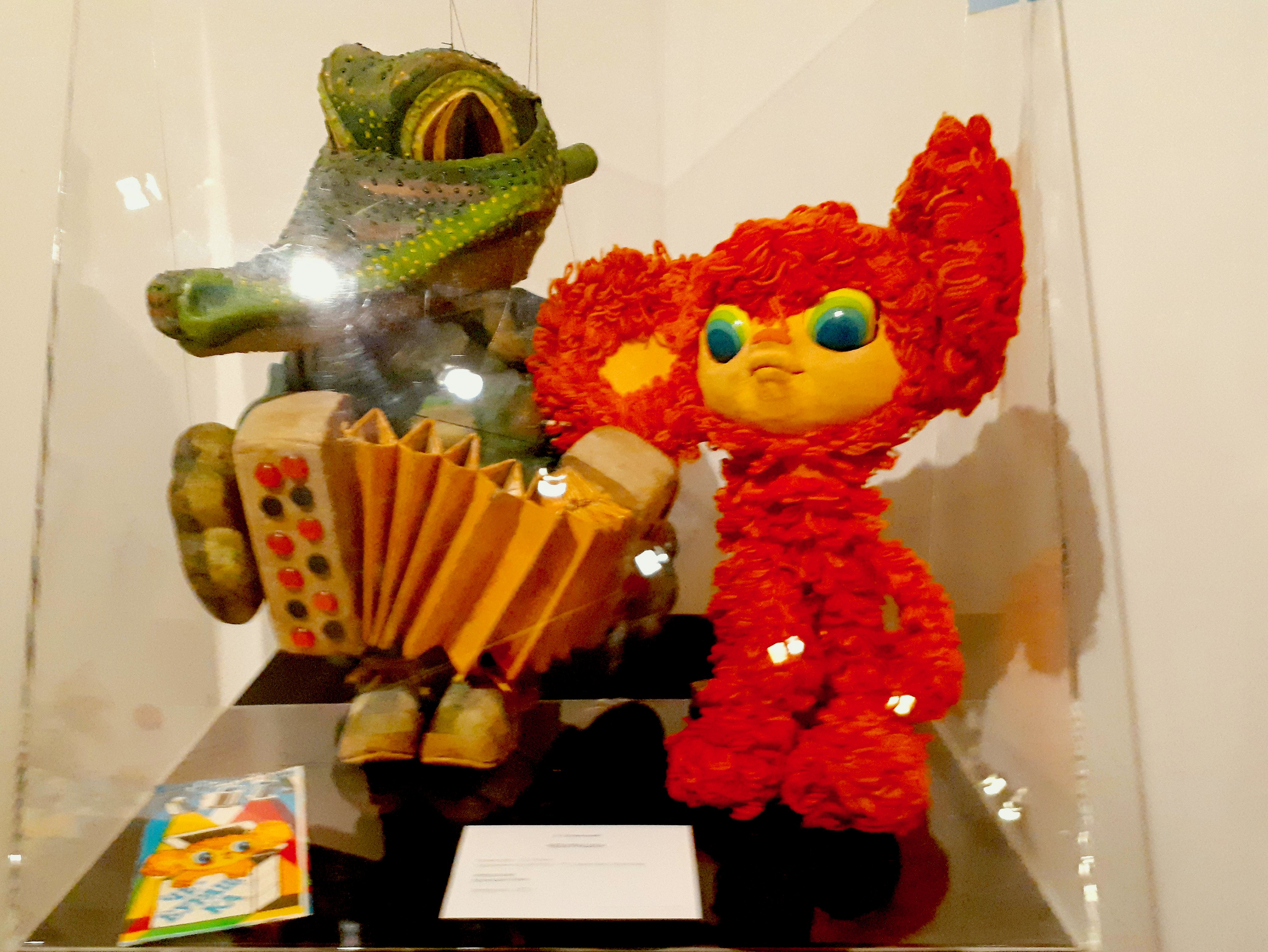 https://upload.wikimedia.org/wikipedia/commons/1/15/6481.2._Cheburashka_and_Crocodile_Gena.jpg