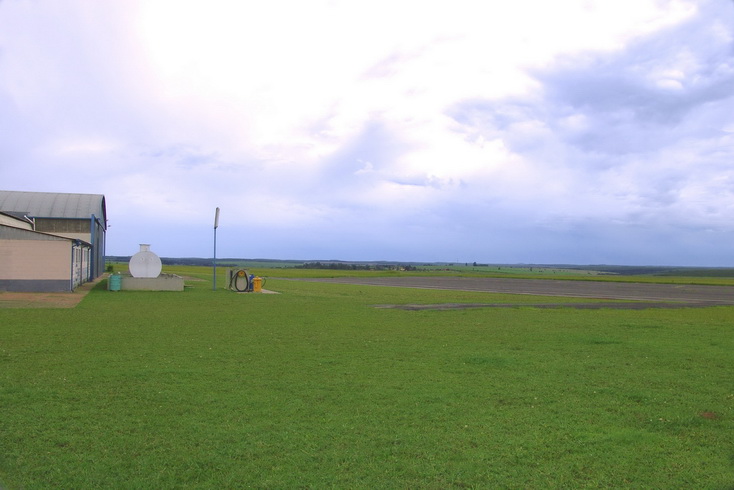 File:Aeroporto Botucatu 120408 REFON 5WKM.jpg