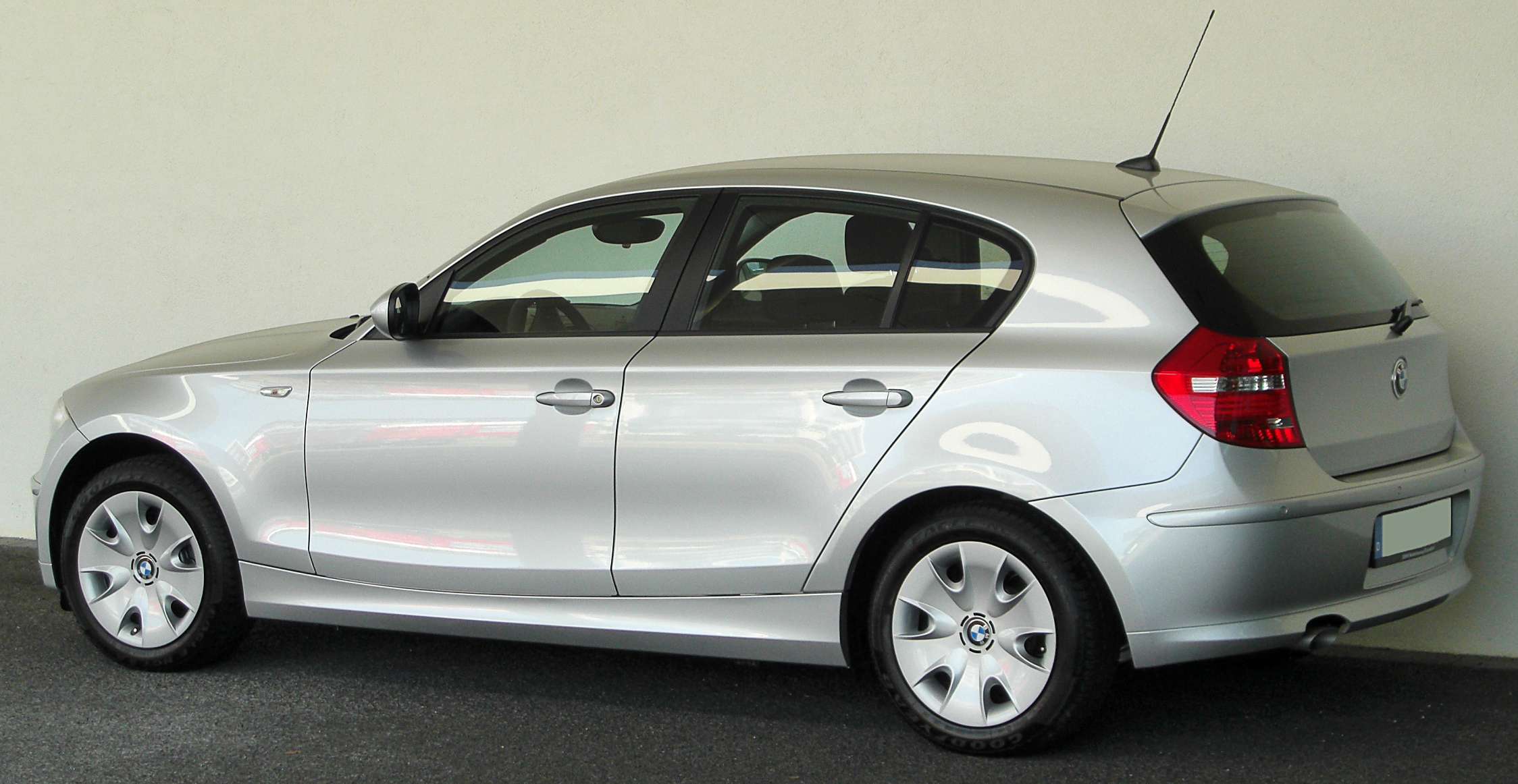 File:BMW 1er (E87) Facelift rear-1 20100718.jpg - Wikimedia Commons