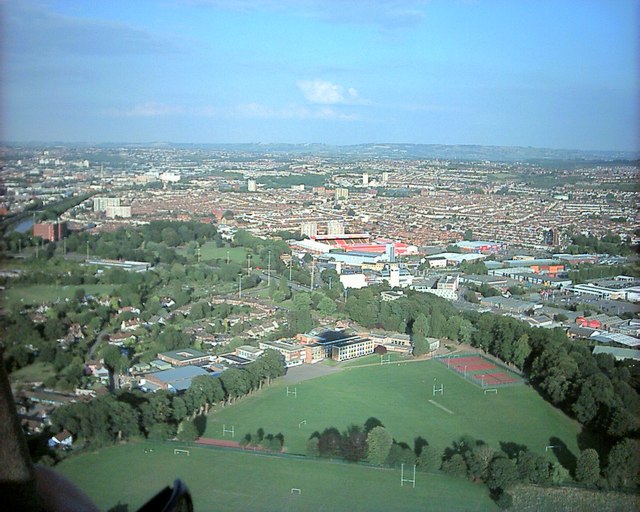 File:Balloon over Ashton Court - geograph.org.uk - 350180.jpg