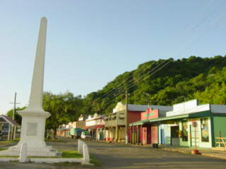 ファイル:Beach street levuka war memorial.jpg