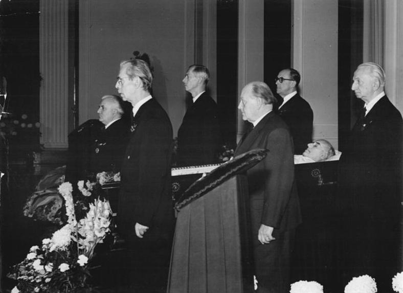 File:Bundesarchiv Bild 183-59131-0009, Berlin, Trauerfeier Johannes R. Becher.jpg