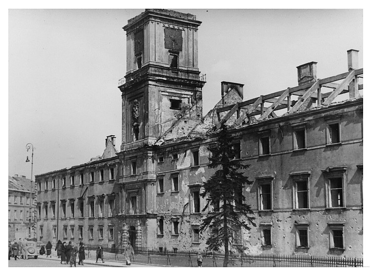 File:Burned-out Royal Castle in Warsaw 1940.jpg