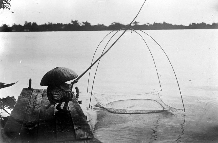 File:COLLECTIE TROPENMUSEUM Garnalenvisser in de Moesie rivier bij Palembang met een kruisnet TMnr 10013497.jpg