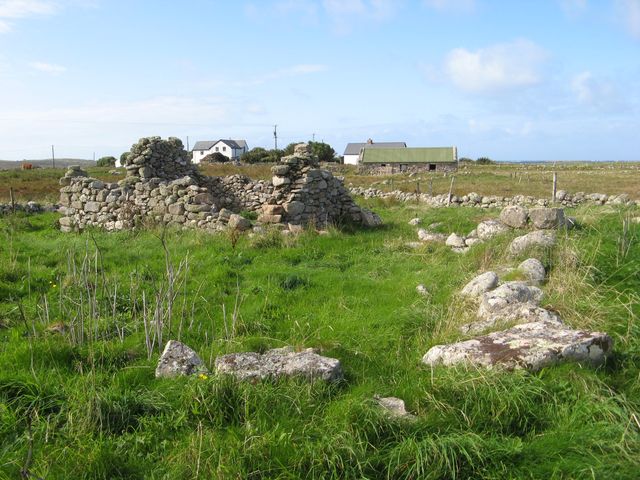 File:Cottage ruin - geograph.org.uk - 5930393.jpg