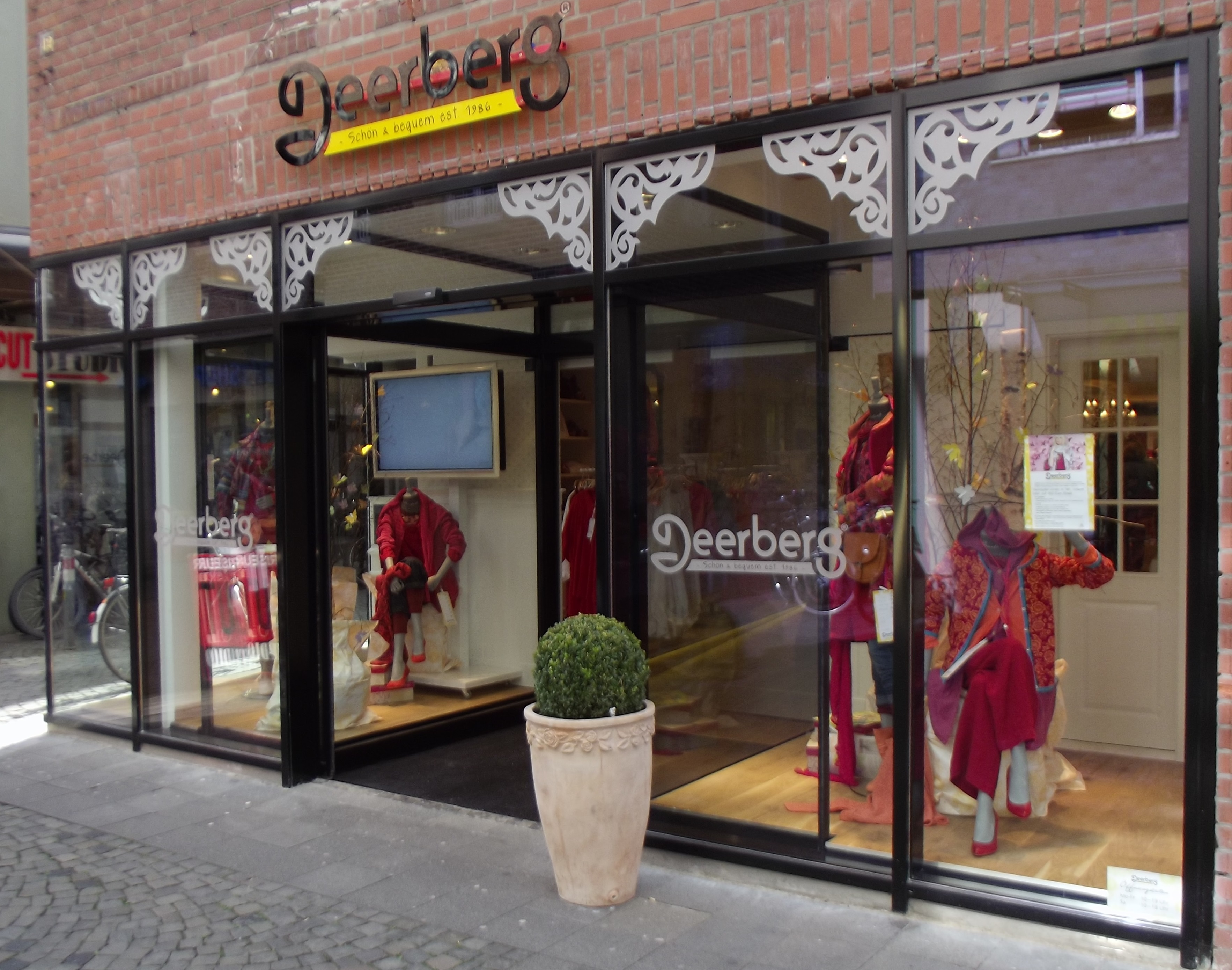 File:Deerberg Boutique.jpg - Wikimedia Commons