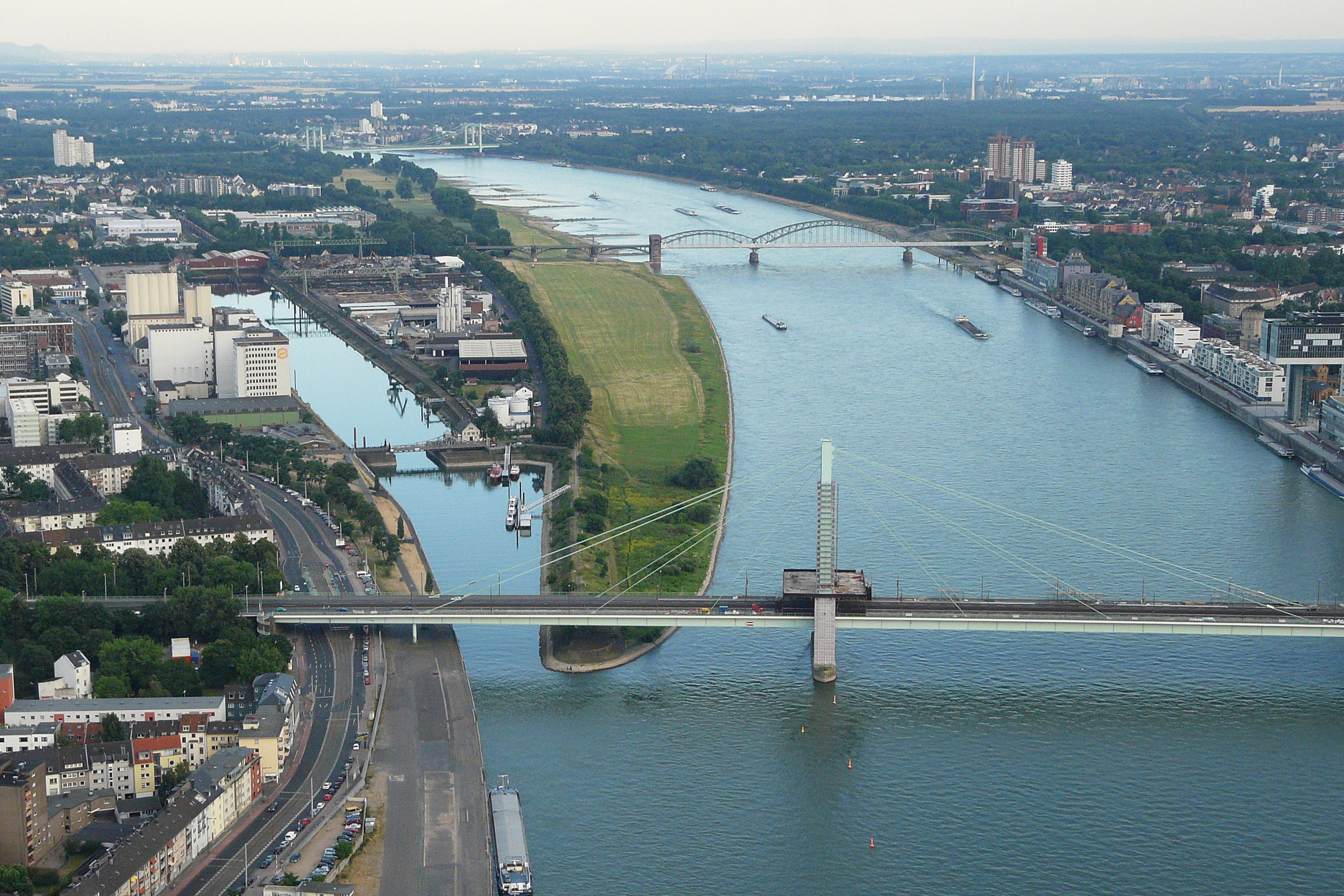 Deutzer Hafen und Severinsbrücke (Flight over Cologne).jpg