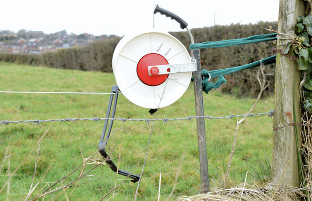 File:Electric fence, Carryduff (February 2015) - geograph.org.uk - 4352847.jpg
