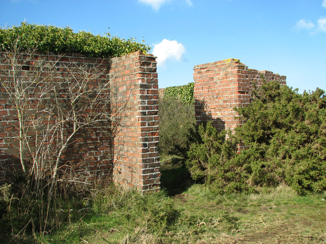 File:Entrance to the standby set house - geograph.org.uk - 3872025.jpg