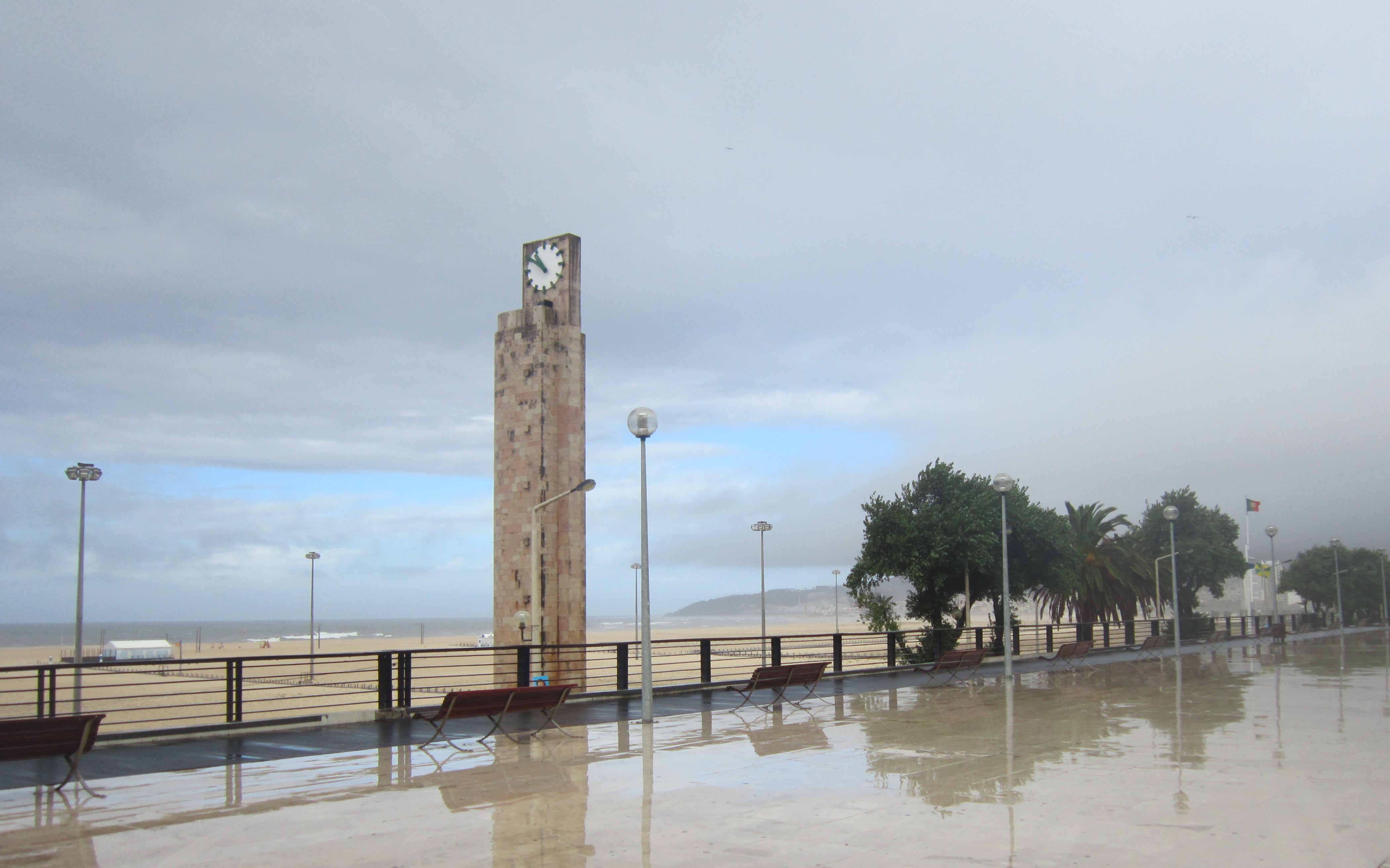 File Figueira Da Foz Esplanada E Torre Do Relogio Jpg Wikimedia Commons