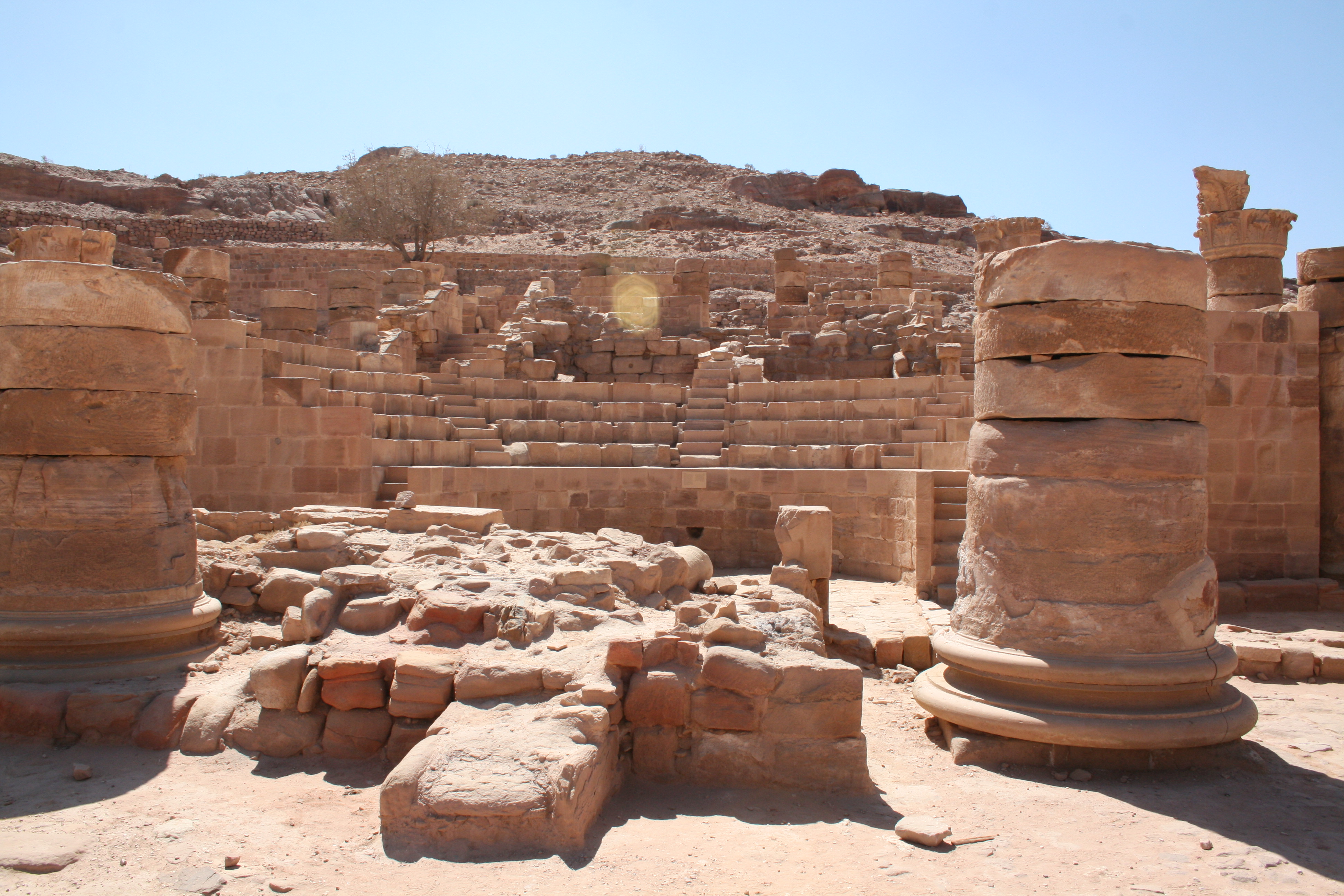 Great temple. Петра Египет. Great Temple (Petra. Храм Петра Греция. Храм крылатых Львов в Петре.