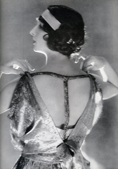 File:Helen Lee Worthing for US Vogue, December 1919.jpg