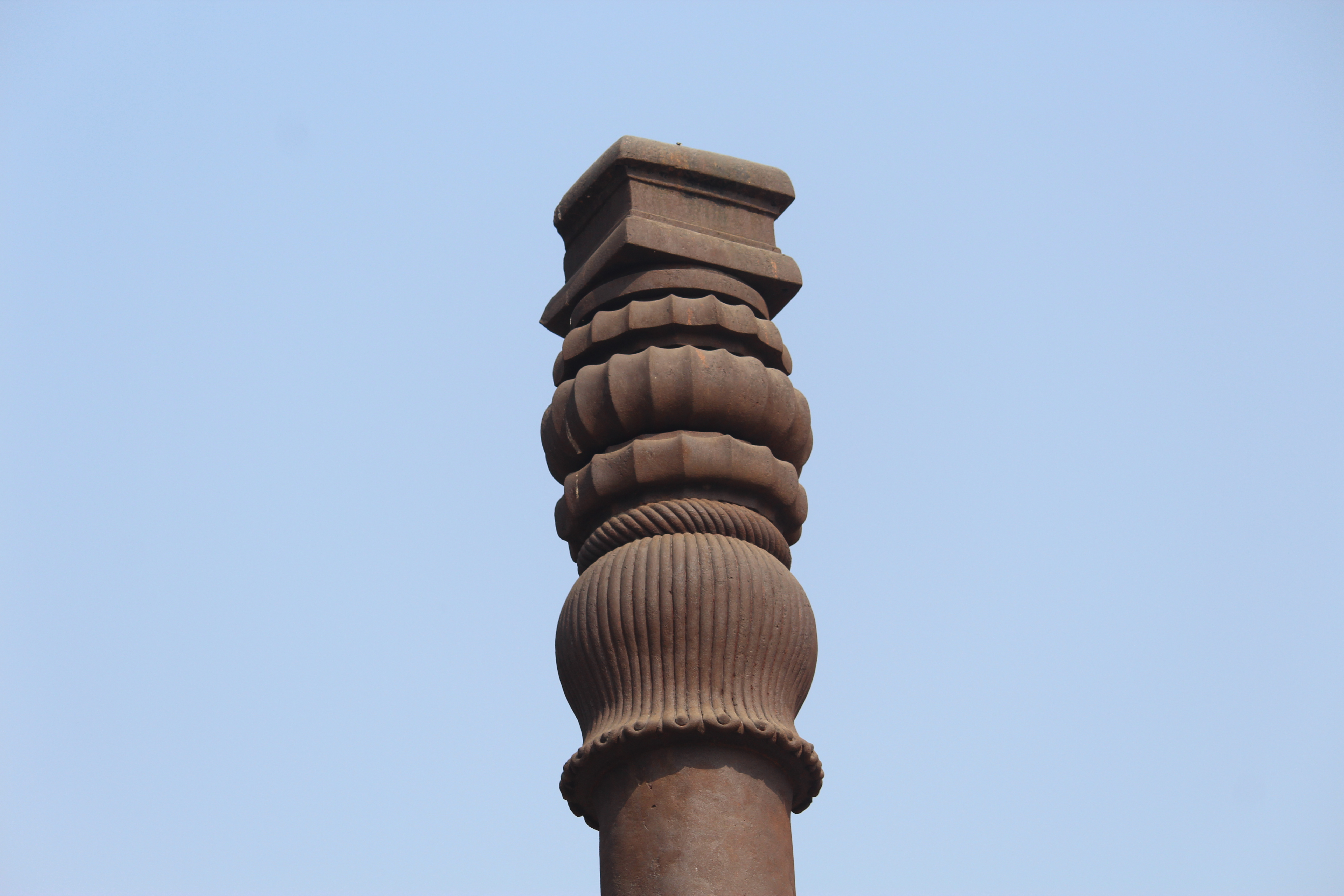 Колонна в прошлом 5 букв. Железный столб Дели. Железный столб в Индии. Железная колонна в Дели. Железная колонна в Дели (Индия),.