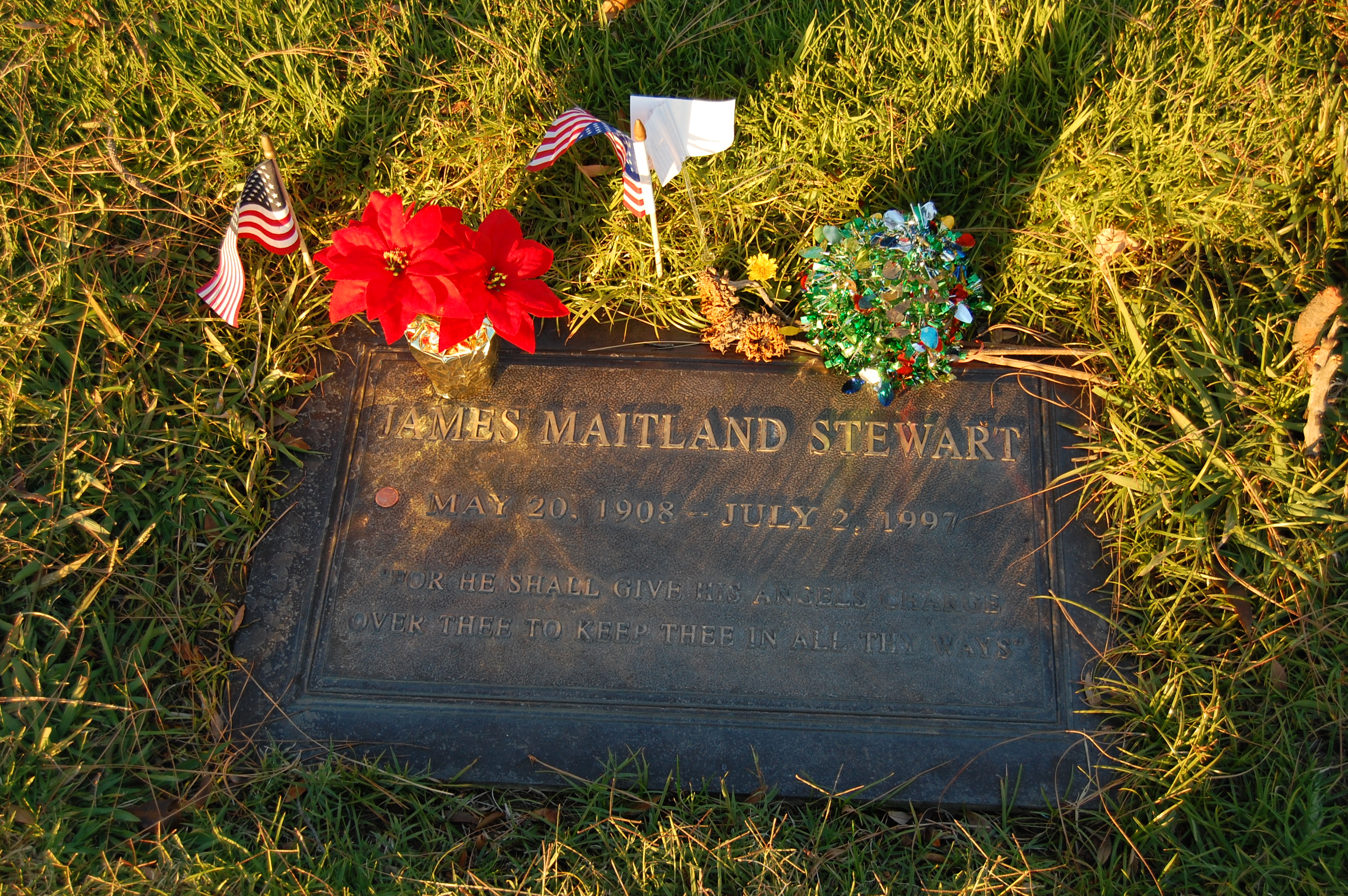 File:Jimmy Stewart grave at Forest Lawn Cemetery in Glendale,  California.JPG - Wikimedia Commons