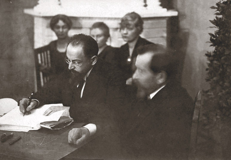 Plik:Joffe signing the Treaty of Tartu.jpg