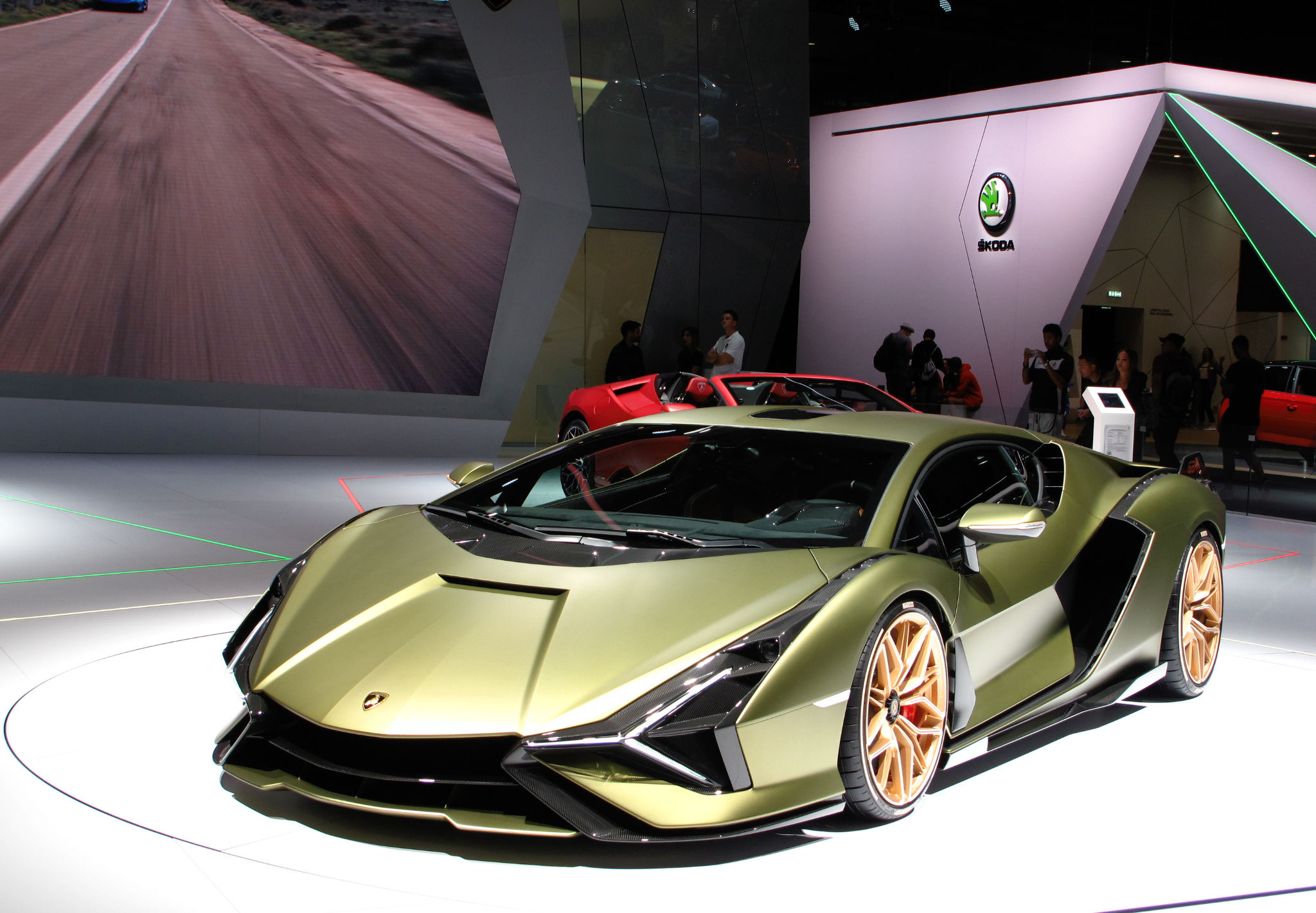 https://upload.wikimedia.org/wikipedia/commons/1/15/Lamborghini_Si%C3%A1n_%2848783332087%29.jpg