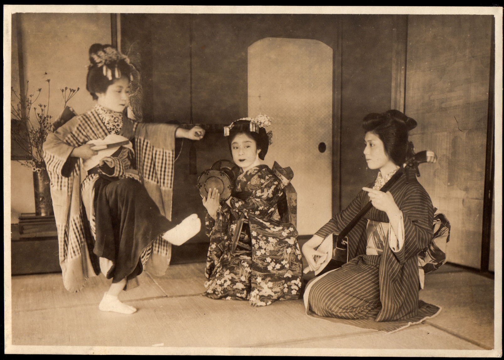 Ретро японских мам. Япония 19 век гейши. Эра тайсё в Японии. Эпоха тайсё в Японии одежда. Мода в эпоху Тайсе в Японии.