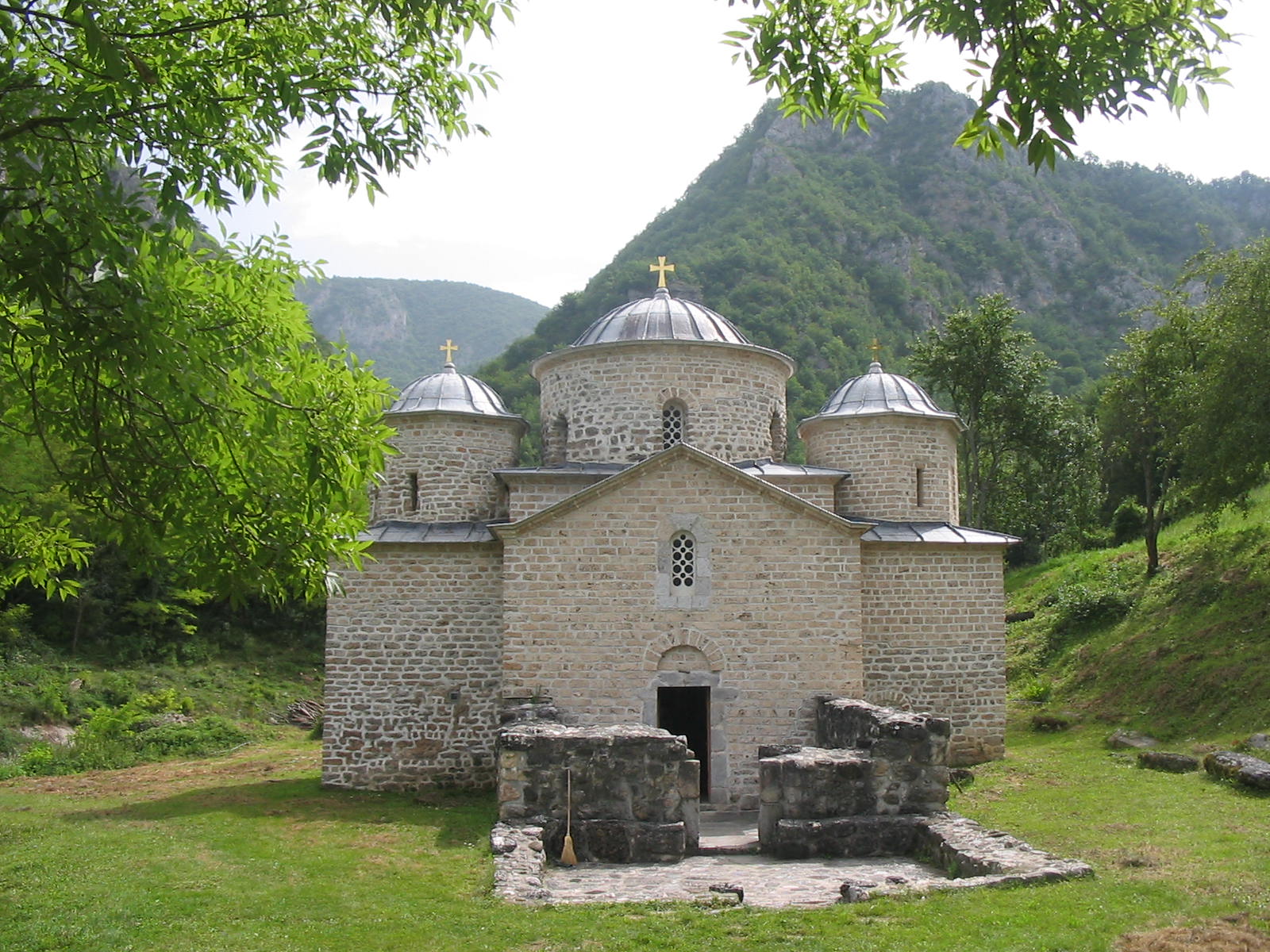 https://upload.wikimedia.org/wikipedia/commons/1/15/Monast%C3%A8re_de_Davidovica.jpg