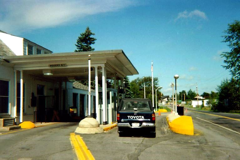 File:Mooers NY border station.jpg