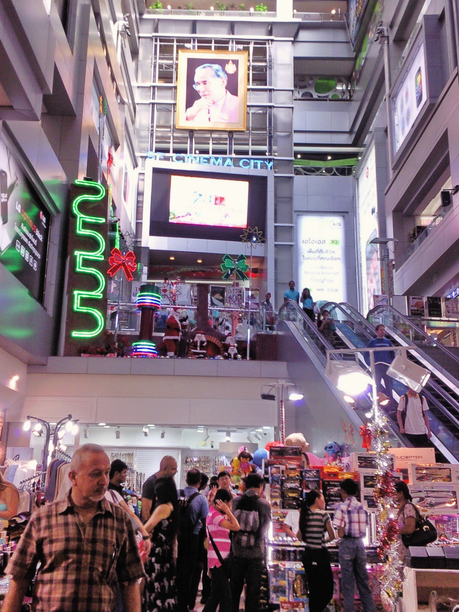 Multicultural_Intl_Crowd_in_MBK_Center%2C_Bangkok.jpg