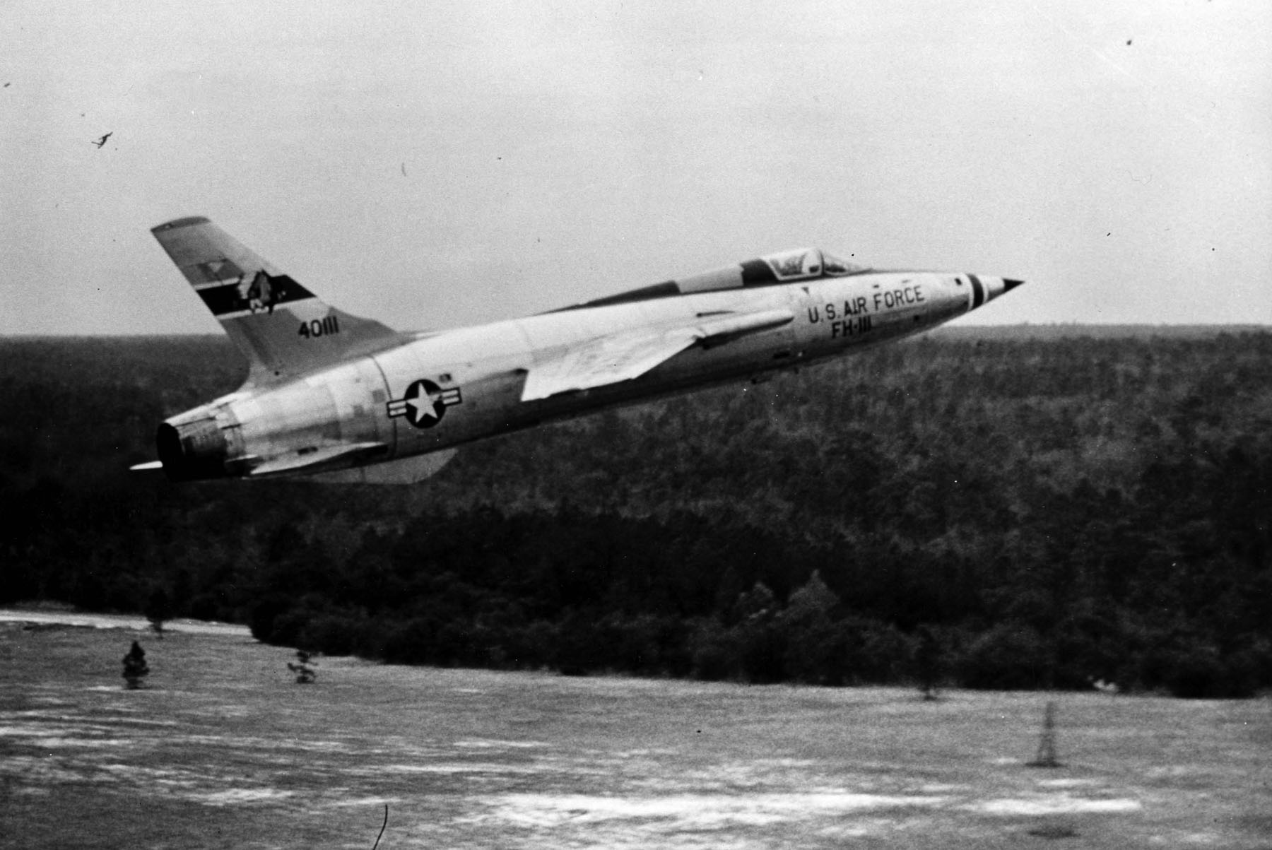 Republic_F-105B-6-RE_(SN_54-0111)_take_o