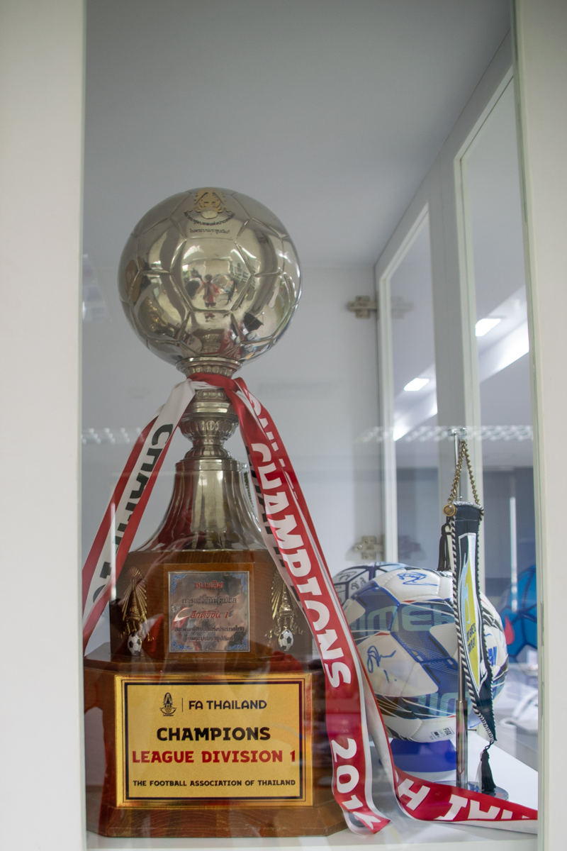 File Thai Division One Trophy Jpg Wikimedia Commons