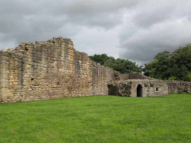 File:The outer walls and grounds of Aydon Castle - geograph.org.uk - 927656.jpg