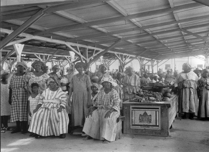 File:Tropenmuseum Royal Tropical Institute Objectnumber 60005814 Marktvrouwen op de overdekte markt.jpg