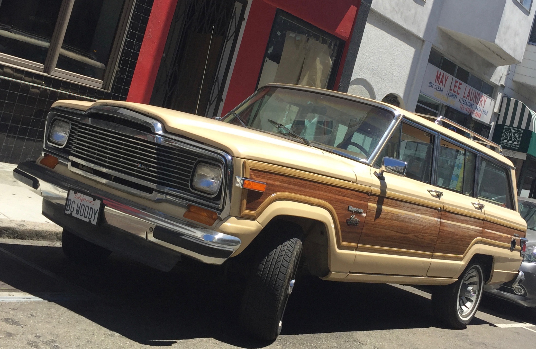 Jeep Grand Wagoneer 2